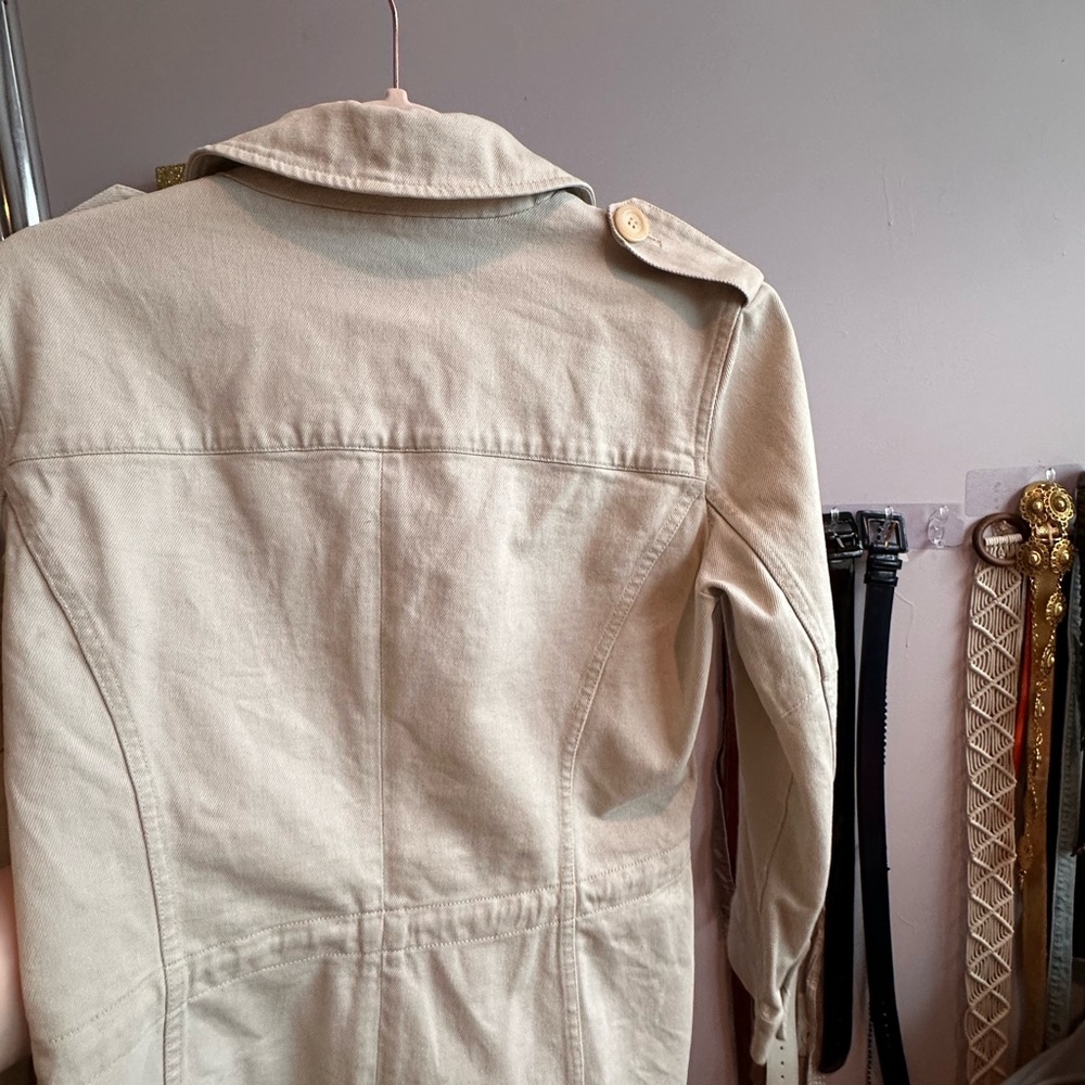 Cream Structured Trench Coat with Tailored Fit and Shoulder Epaulettes